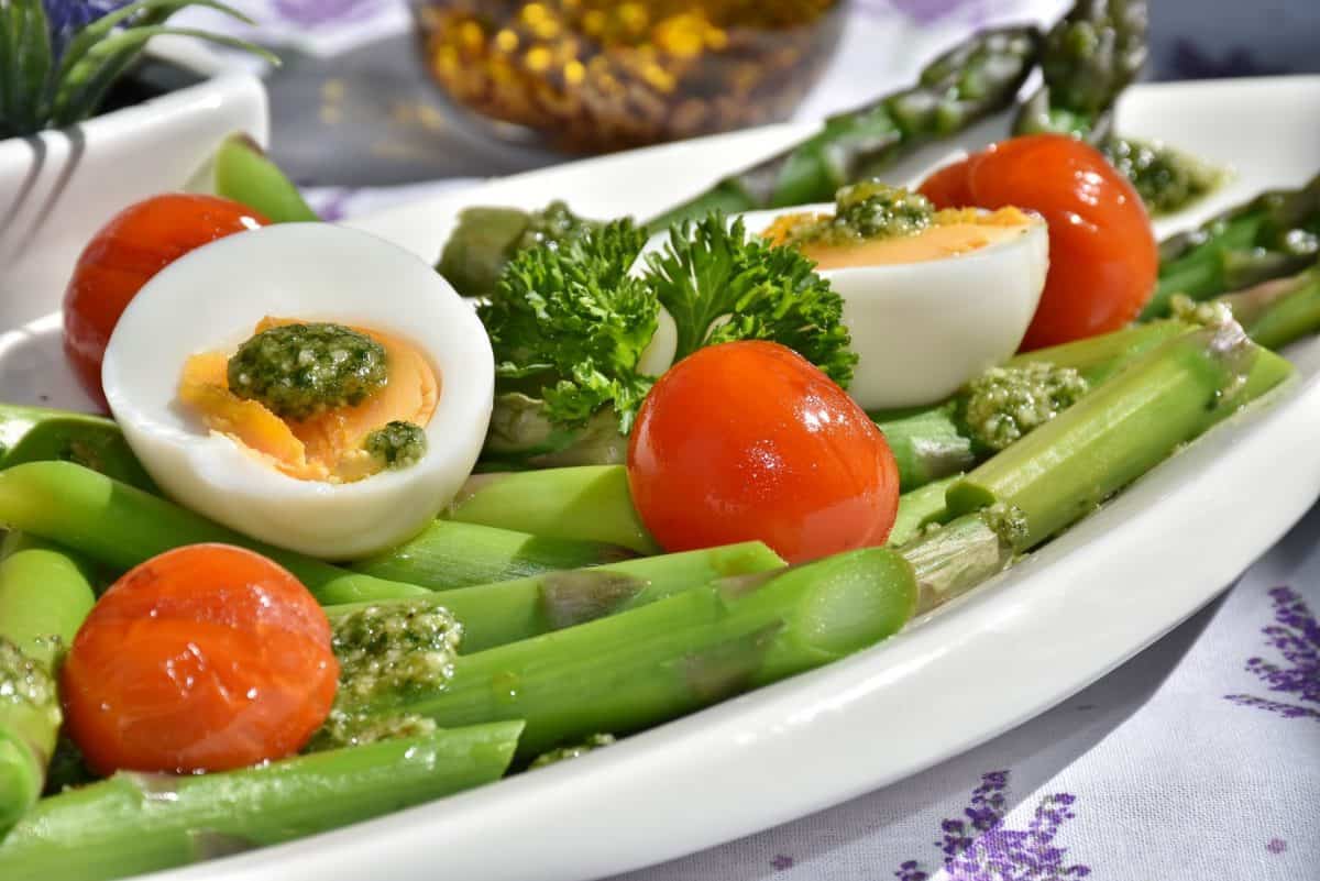example of a low carb meal - green asparagus and boiled eggs
