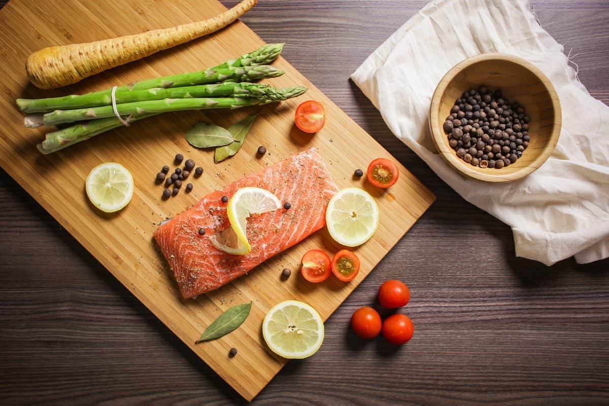 salmon and vegetables, an example of paleo diet