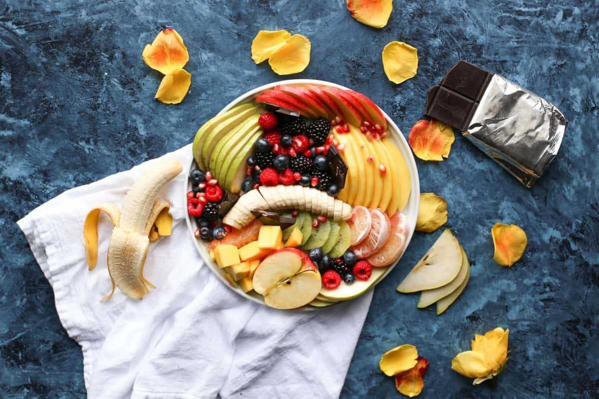a bowl of best fruit slices for dieting